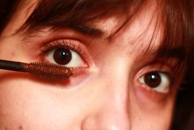 Bordeaux mascara verdringt zwart uit je make-uptas